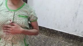 Desi aunty ko saman dene ke bahane pel diya