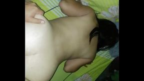 Mi cu&ntilde_ada me seduce 2 despu&eacute_s de tomarle fotos y masturbarme junto a ella mientras se hac&iacute_a la d. me atrev&iacute_ a cogermela y ella encantada de super moj&oacute_ se escucha y salpica