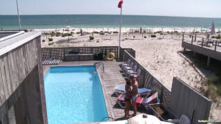 Młodzi, owłosieni przystojniacy Zach Alexander i Jake Steel liżą, głęboko gardłują i ruchają na surowo na świeżym powietrzu