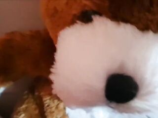 Mi tocco col mio amico peluche