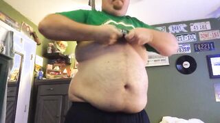 Immense tee-shirt, larger abdomen