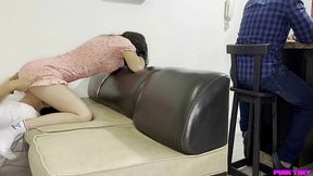 La Hermosa Esposa de mi Amigo Nesesita un Masaje en su Caliente Cuerpo y yo se lo Hago Mientras mi Amigo esta Ocupado al Frente de Nosotros NTR