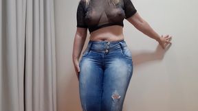 danca com blusa de brilho transparente e calca jeans rebolando