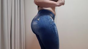 danca com blusa de brilho transparente e calca jeans rebolando