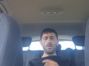 Paja en el asiento de atrás del coche