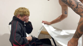 Thiếu niên xăm trổ nghiệp dư Alpan Stone bị hiếp dâm qua đường hậu môn với dương vật to.