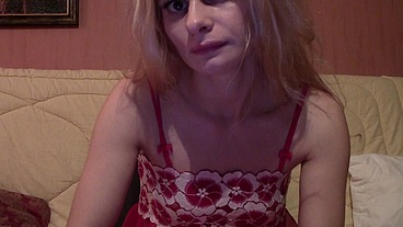 Suzy Blonde Amateur MILF Flashes Tits & Shakes Ass on Webcam
