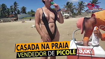 Cristina Almeida de micro mai&ocirc_ se exibindo e pagando peitinho para vendedor de picol&eacute_ em praia bonita RN, ao lado do marido corno.