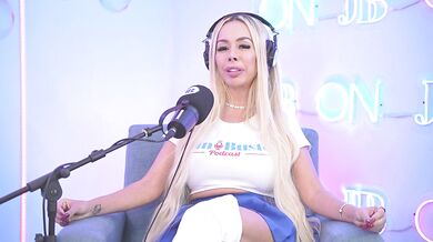 MILF sexy rubia tetona nos se vuelve loca y enseña como cabalgar una Fuckmachine!!