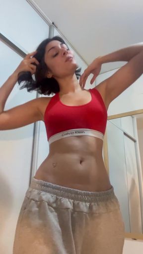 Amateur onlyfan shows off her ass