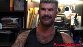 Muscular hunk rimms studs tight hole before fucking him