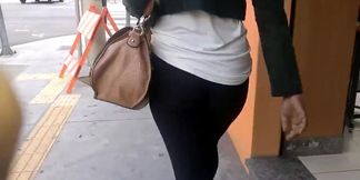 SDRUWS2 - PERFECT BLACK BUTT WALKING IN THE STREET