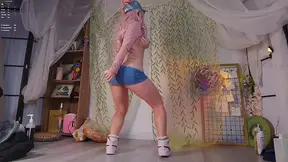 Cosplaying cutie Mollyflwers shows off her big tits and round ass in a