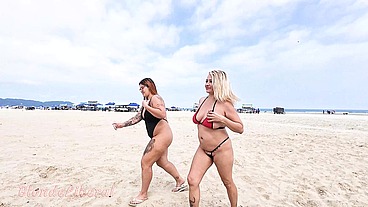 Eu, bem puta, mostrando a buceta e a bunda na praia, com minha amiga Dai Belan
