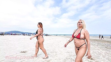Eu, bem puta, mostrando a buceta e a bunda na praia, com minha amiga Dai Belan