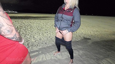 Eu, bem puta, mostrando a buceta e a bunda na praia, com minha amiga Dai Belan