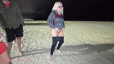 Eu, bem puta, mostrando a buceta e a bunda na praia, com minha amiga Dai Belan