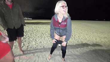 Eu, bem puta, mostrando a buceta e a bunda na praia, com minha amiga Dai Belan