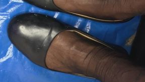 Sooooo I have something to share with you... I can't believe this could happen at work. I'm explaining what happened while imposing suffering. I'm afraid things have gotten out of hand. So, I'm confessing, I wore my black Ballet flats all this week.