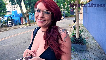 Abordei uma ruiva no meio da rua, ofereci dinheiro e ela fez um vídeo gostoso e safado comigo