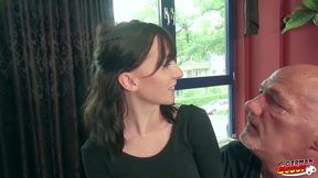 german scout - lia louise vom alten sack und casting agent gefickt