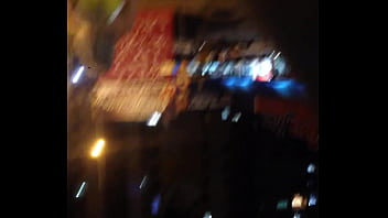 Gostosinha andando pela rua