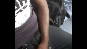 Batendo uma dentro do &ocirc_nibus cheio de tes&atilde_o
