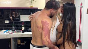 casal conhece garota trans em festa de ano novo e chama ela pra um menage