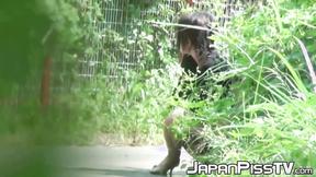 ”Sensual Japanese likes peeing while speaking on her phone”