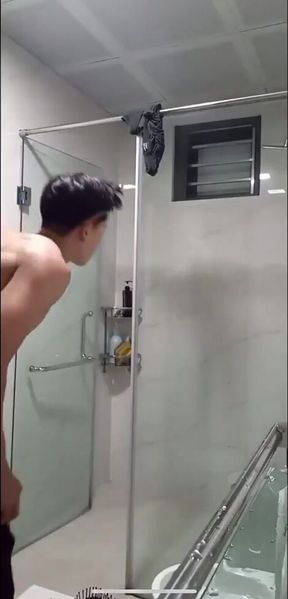 Gay Amateur: Recording himself taking a shower. Nice view
