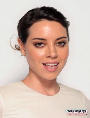 Actress Aubrey Plaza goes wild in a fake brunette wig - solo