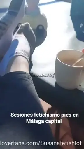 Sesiones presencial fetichismo pies en #malaga En una cafetería, en la playa al aire libre... me encantan las sesiones en espacios abiertos y grabarte. Si tienes valor para disfrutar de mis pies pudi…