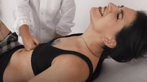 La dottoressa Cleare visita la pancia dolorante di Eve (WMV) - Dr Cleare visits Eve's aching belly (WMV)