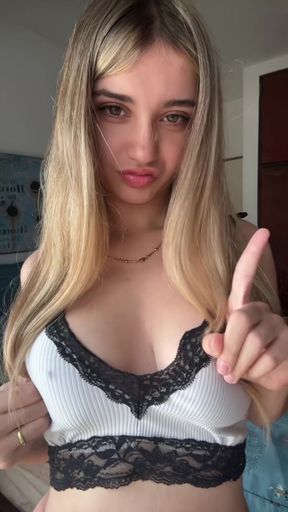 Amateur onlyfan shows off her ass