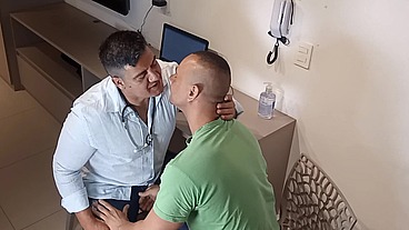 YURI GAÚCHO - PACIENTE COM FEBRE DO TESÃO - MÉDICO SOCOU PICA MEDICINAL NA GARGANTA DO PUTO