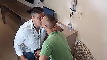 YURI GAÚCHO - PACIENTE COM FEBRE DO TESÃO - MÉDICO SOCOU PICA MEDICINAL NA GARGANTA DO PUTO
