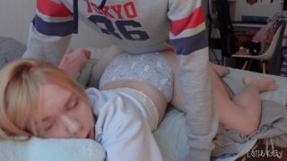 Un bărbat fute o curvă drăguță cu fund mare în chiloți și îi dă un orgasm anal