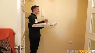 Pizza for an ASSFUCK? Debora seduces pizza dude and give