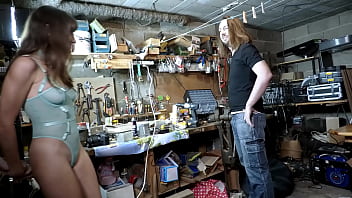 Youpi, le m&eacute_canicien a r&eacute_par&eacute_ mon strapon ! Je peux donc me faire baiser par ...