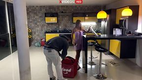 NOVINHA RECEBEU ENTREGADOR DE PIZZA SO DE TOALHA (video completo xvideos red)