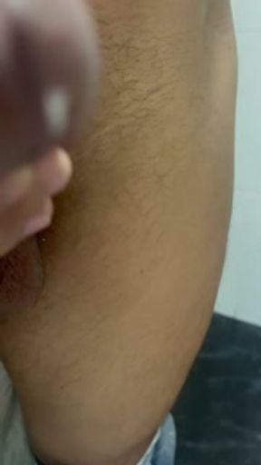 Me quedo solo con mi suegra y casi me descubre masturbandome en el baño