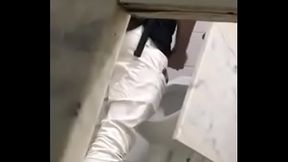 Punheta no banheiro publico