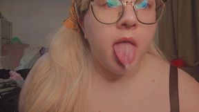 oral feels so good, i get so, so wet everytime i fuck my throat !!