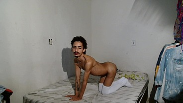 Putinha se exibe na webcam de calcinha