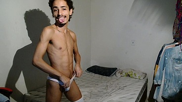 Putinha se exibe na webcam de calcinha