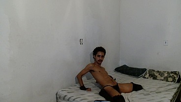 Putinha se exibe na webcam de calcinha