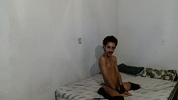 Putinha se exibe na webcam de calcinha