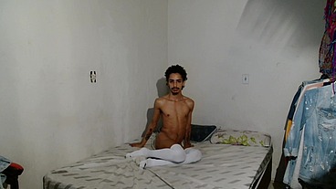 Putinha se exibe na webcam de calcinha