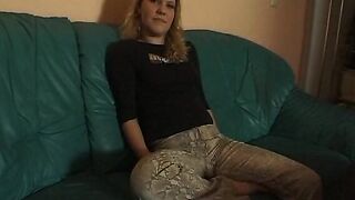 Blonde Teenie Solo Masturbation auf der Casting Couch