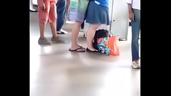 Gordinha safadinha bate uma pra namorado na fila do &ocirc_nibus